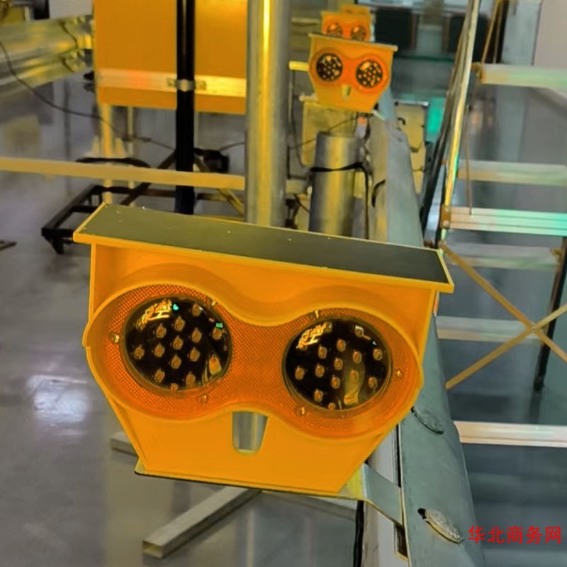 新款太阳能同步警示灯 护栏猫眼诱导灯太阳能小雾灯报价图3